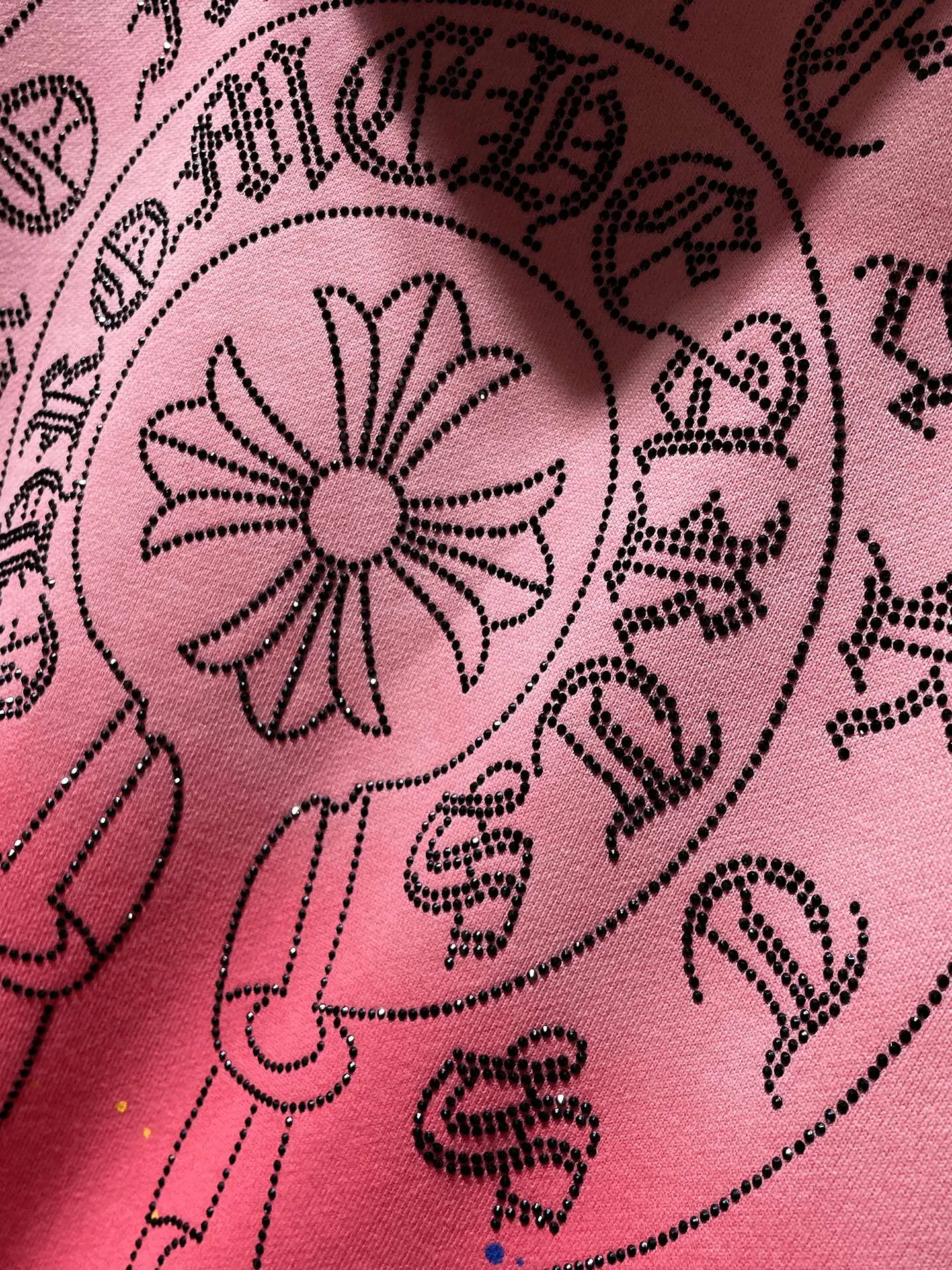 P300 Chrome Hearts Autumn and Winter 2025 Counter Synchronization The highest version! Crow Heart Cross Horseshoe Gradient Washed Water Splash Ink Hot Diamond Heavy Industry Sweater Improved Customized Version 1:1 High Weight High Quality Fabric Recommended Colors: Gradient Black Gradient Pink Gradient Green Code Number: S, M, L, XL